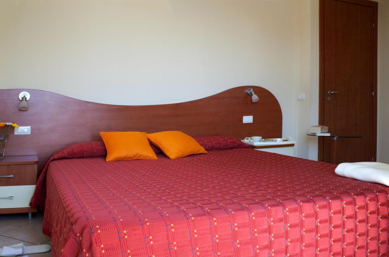 Motta Residence Hotel Motta SantʼAnastasia Exteriör bild