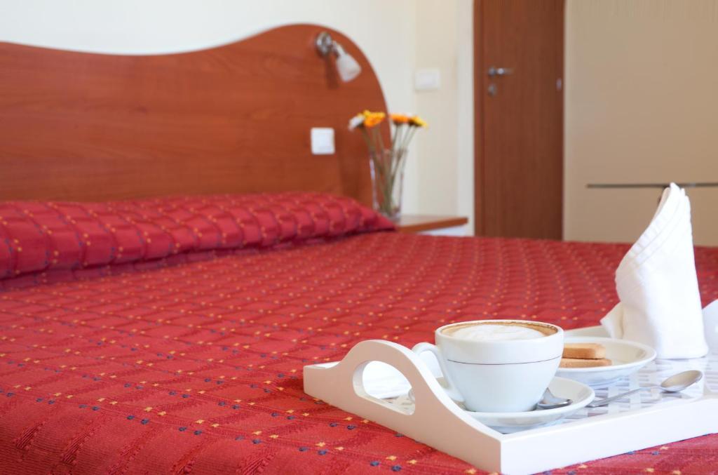 Motta Residence Hotel Motta SantʼAnastasia Rum bild