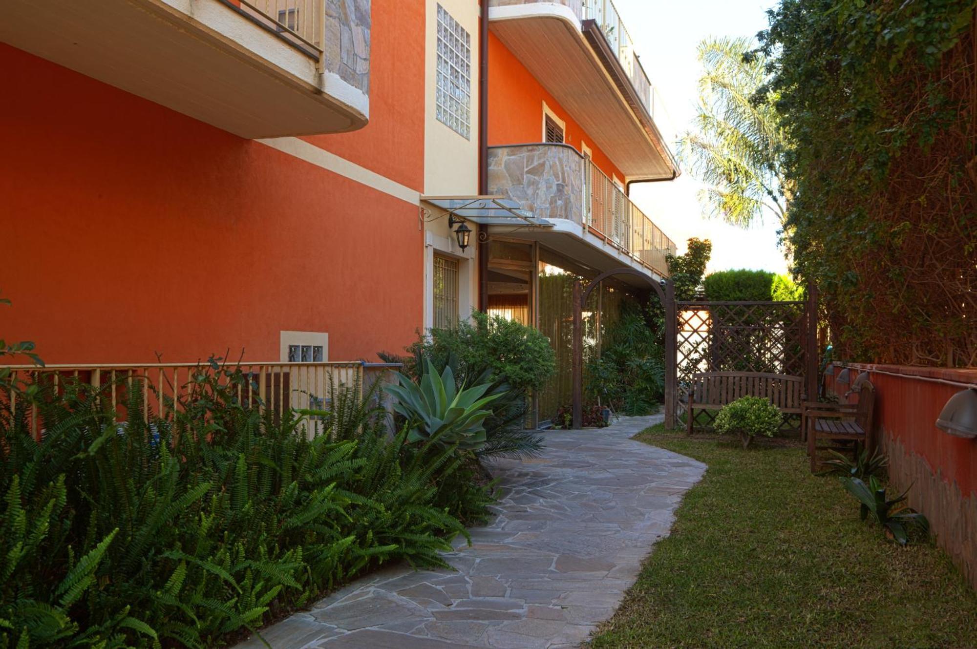 Motta Residence Hotel Motta SantʼAnastasia Exteriör bild