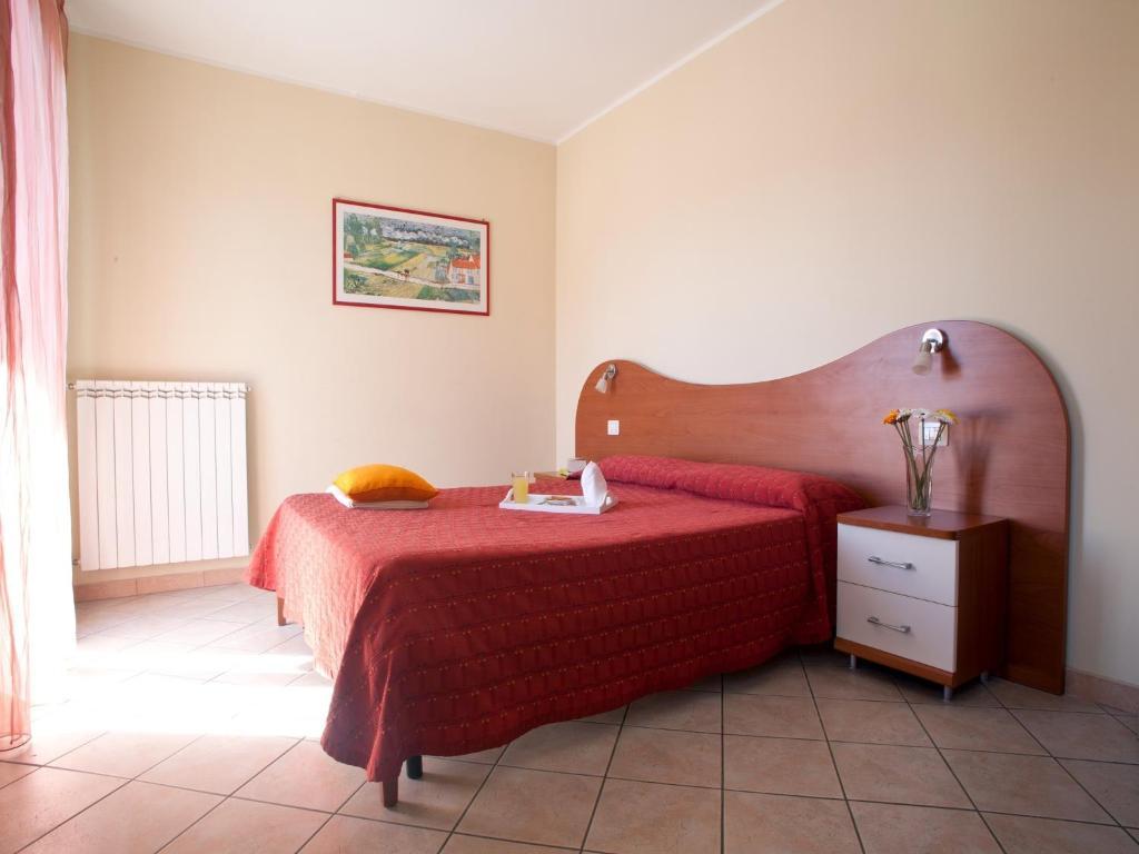 Motta Residence Hotel Motta SantʼAnastasia Rum bild
