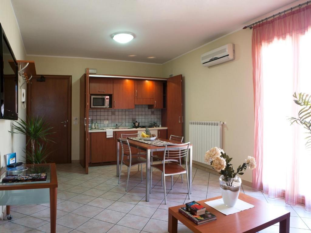 Motta Residence Hotel Motta SantʼAnastasia Rum bild