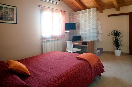 Motta Residence Hotel Motta SantʼAnastasia Exteriör bild